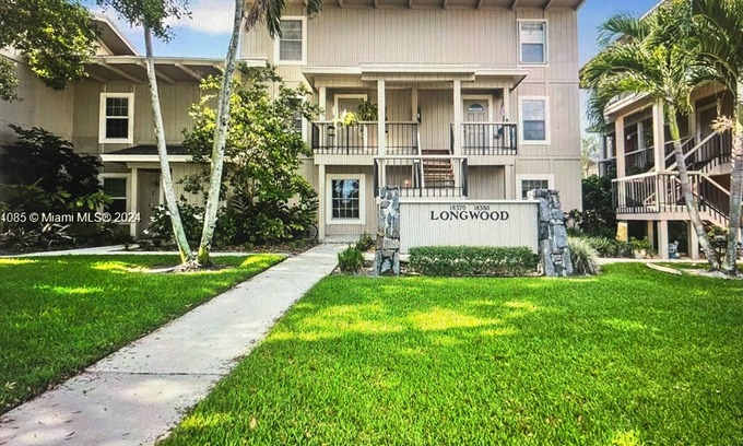 Jupiter Casa | Charming townhome in a vibrant and active gated golf community in Jupiter.