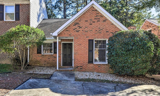 Fayetteville Casa | Charming Townhome w/ Yard ~ 25 Mi to Dtwn ATL