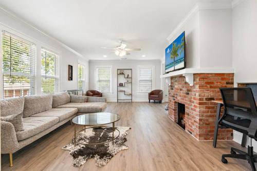 Austin Ave. Casa | Charming Townhouse in Downtown Waco!