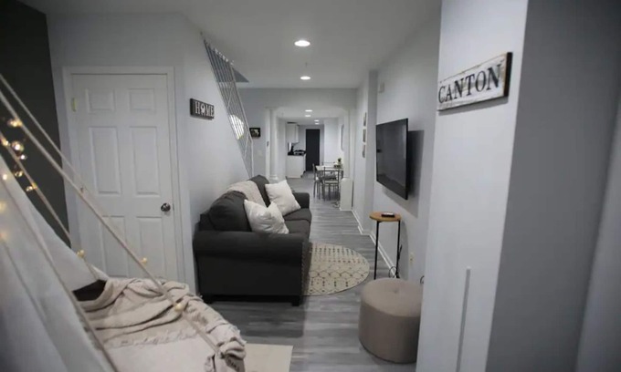 Canton Casa | Charming Townhouse in Baltimore City NO PET FEE
