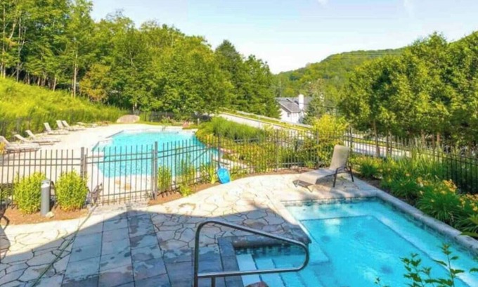Mont-Tremblant Village Condominio | Charming Tremblant 1 Bedroom -Pool + Hot Tub
