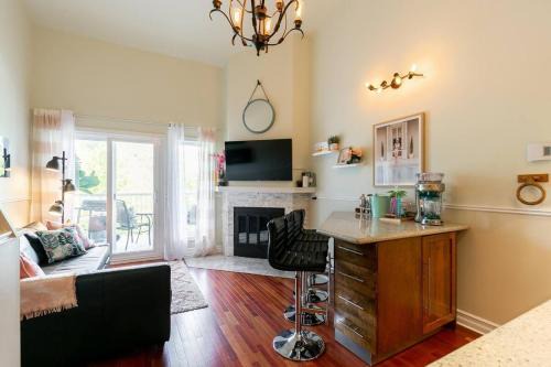 Mont-Tremblant Village Apartamento | Charming Tremblant 1 Bedroom -Pool Hot Tub