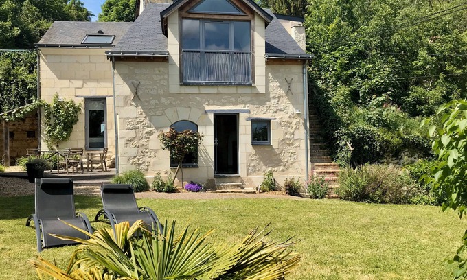 Gennes-Val-de-Loire Casa | Charming tufa house with garden and views over the village