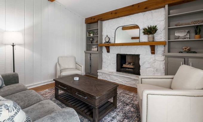 Granger Casa | Charming Tudor Near Notre Dame - Granger Retreat