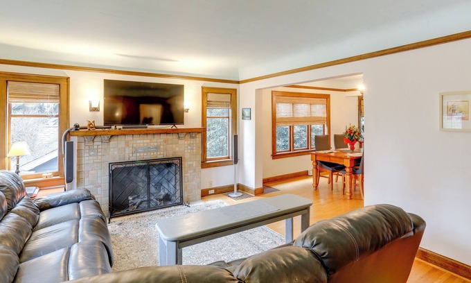 Greenwood Apartamento | Charming Tudor-Style Rental Near Green Lake!