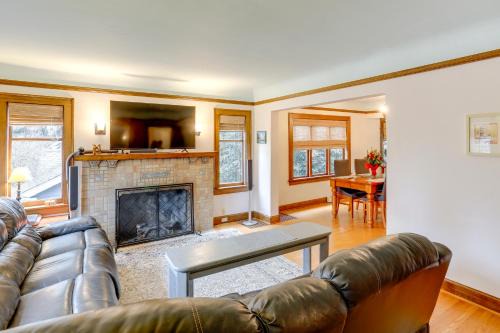 Greenwood Apartamento | Charming Tudor-Style Rental Near Green Lake!