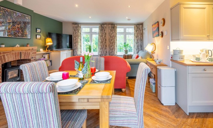 West Runton Cabaña | Charming Two Bedroom Cottage Annexe. Completely private with enclosed garden, parking and close to b