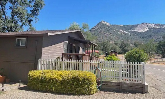 Tollhouse Cabaña | Charming two-bedroom cottage with amazing views!