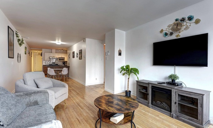 Francois-Perrault Apartamento | Charming unit with Balcony - Near Highway 40