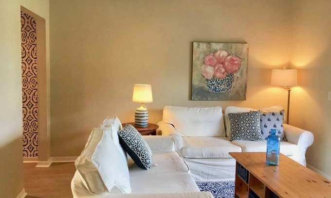 Fernandina Beach Condominio | Encantador condominio actualizado de estadía prolongada a 2 cuadras de la playa con piscina común / tenis