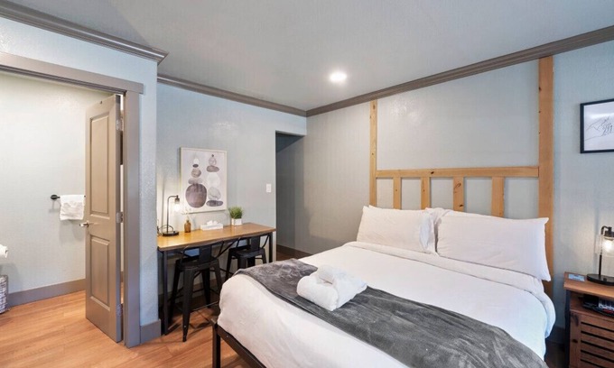 Lakeside Park Hotel | Charming, Updated Double Queen on Stateline - Blue Jay Lodge