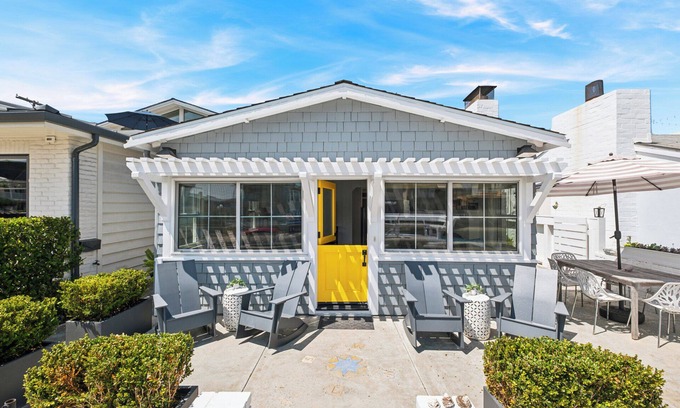 Balboa Island Cabaña | Charming Updated Canal Front 3 Bedroom Cottage
