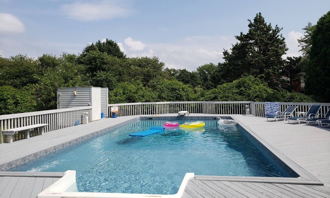 Silver Beach Casa | Encantadora casa recién renovada con piscina en una calle tranquila. Cerca de Silver Beach