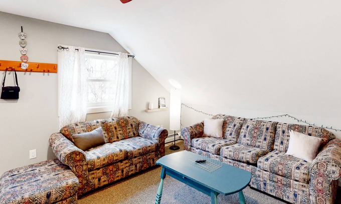 Londonderry Condominio | Charming upstairs condo with river view, full kitchen, and firepit
