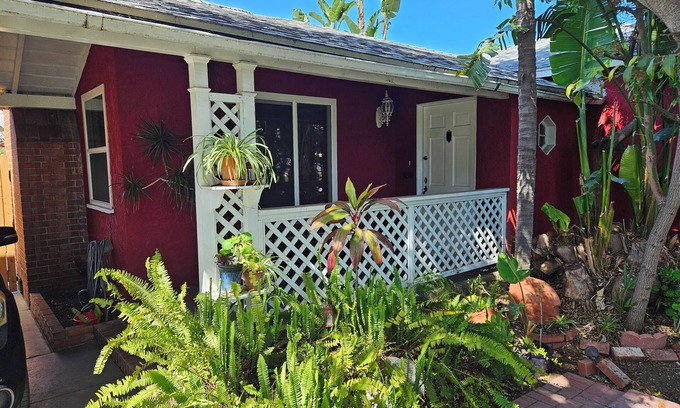 South Wrigley Cabaña | Charming Urban Oasis 3-bedroom cottage in Long Beach