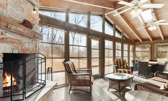 Country Club Estates Casa | Charming Lake Geneva Getaway 4/2 with Hot Tub
