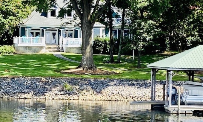 Terrell Casa | Charming Lakefront 3-bedroom house with private doc in Lake Norman of Catawba