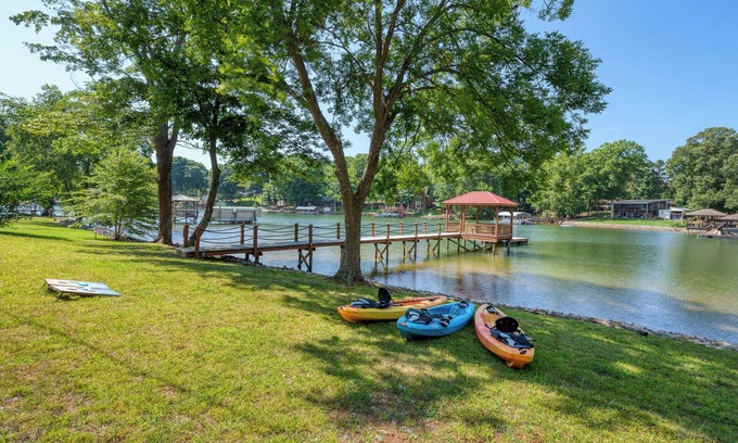 Terrell Casa | Charming Lake Front 3-br house in Lake Norman in Quiet cove