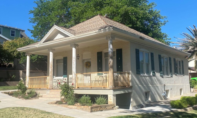 St. George Cabaña | Charming Victorian Cottage - historic district. Nice view, quiet neighborhood.