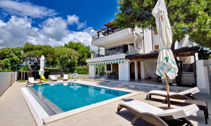Razanj Villa | Encantadora villa, ubicación tranquila, impresionantes vistas y piscina infinita es todo lo que necesitas