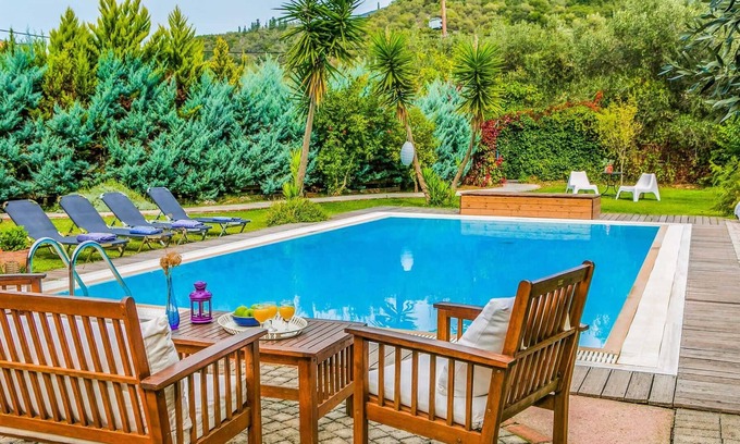 Mikros Gialos Villa | A 5 minutos a pie de playa, restaurantes y tienda. Hermosos jardines, espaciosa villa con 2 habitaciones con baño, una piscina, Wi-Fi, A / C, toallas de piscina, secador de pelo y altavoz bluetooth.