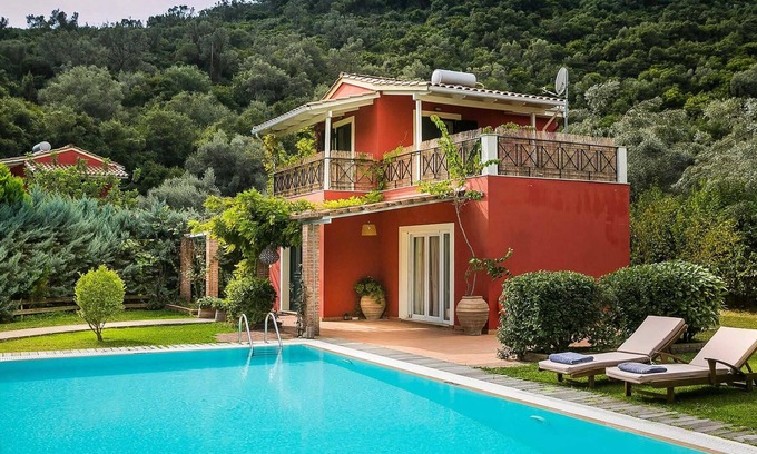 Mikros Gialos Villa | Amplia villa a 2 minutos a pie de la playa, restaurantes y tiendas, con un bonito jardín y piscina, wifi, aire acondicionado, toallas de piscina, secador de pelo y altavoz bluetooth.