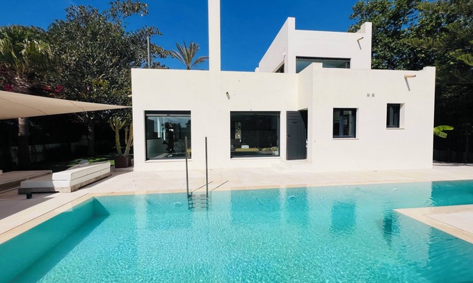 Santa Eulalia del Río Chalet De Esquí | Charming villa walking distance to the sea