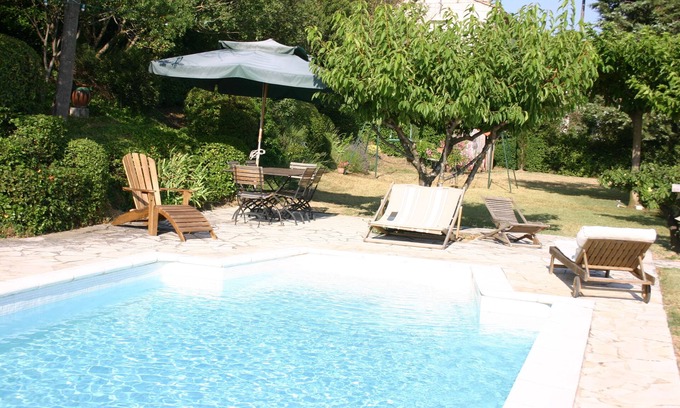 Jonquerettes Villa | Casa con gran jardín y piscina en el corazón del campo provenzal.