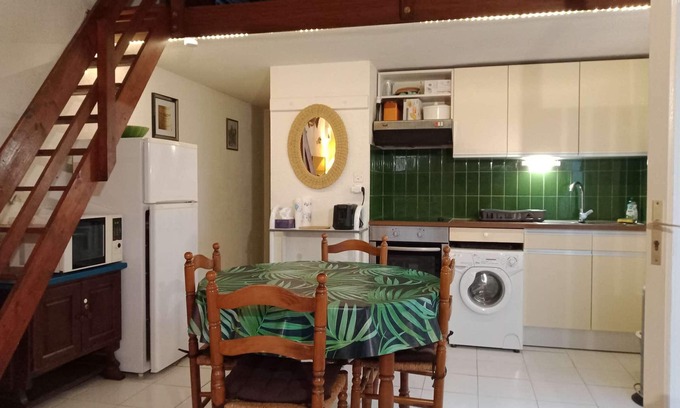Port Leucate Villa | Villa T2 con Mezzanina, Terraza, y Parking Privado, cerca de Playa y Comercios