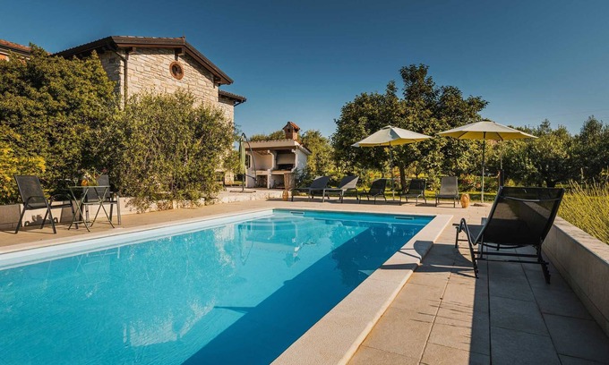 Kastel Casa | Encantadora villa con piscina y entretenimiento al aire libre para hasta 6 huéspedes
