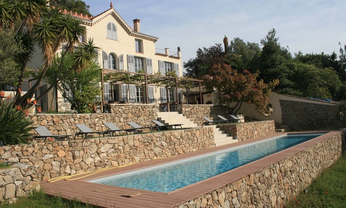 Golfe Juan Villa | Encantadora casa con impresionantes vistas al mar y magnífica piscina con aire acondicionado.
