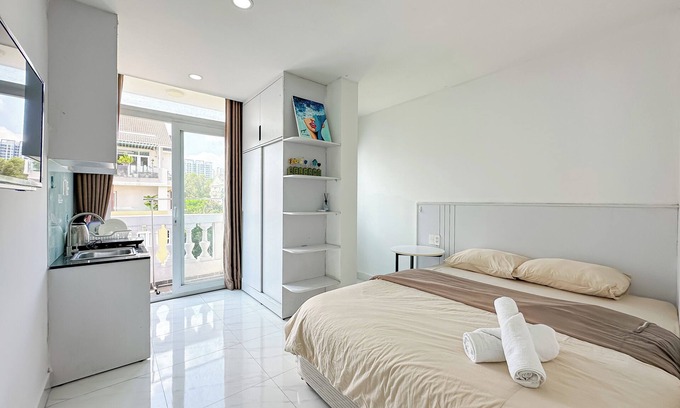 Phu My Hung Apartamento | Charming Studio with Kitchen & Rooftop Terrace in Secure HCMC Neighborhood