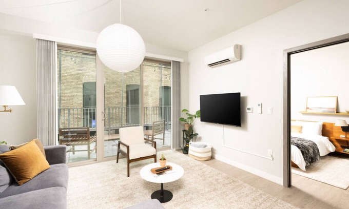 Fifth Ward Apartamento | Charming Walker's Point Apt with Balcony