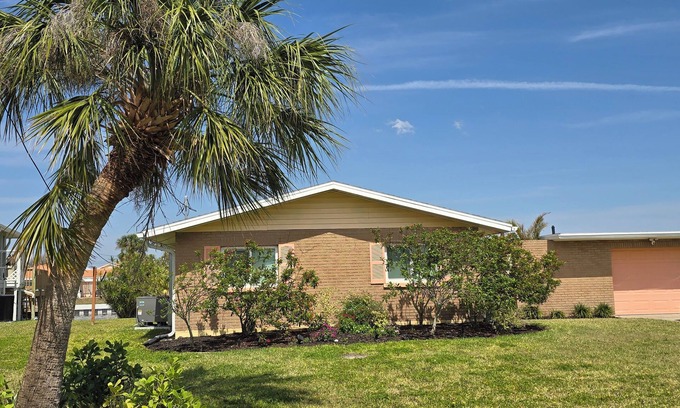 Palmetto Casa | Charming Water Front 2-Bedroom Home in quaint Palmetto FL.