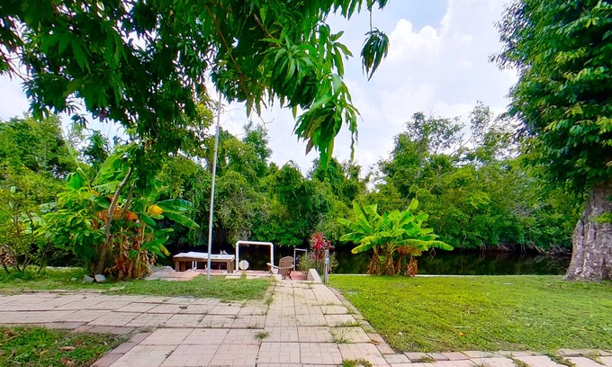 Fort Myers Casa | Charming waterfront home with firepit, central AC, hot tub, W/D, & dog-friendly