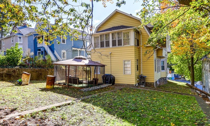 Waterbury Apartamento | Charming Waterbury Gem w/ Smart TVs Near Skiing!