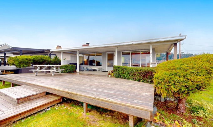 Camano Island Casa | Charming waterfront home with expansive deck & gorgeous sunset views