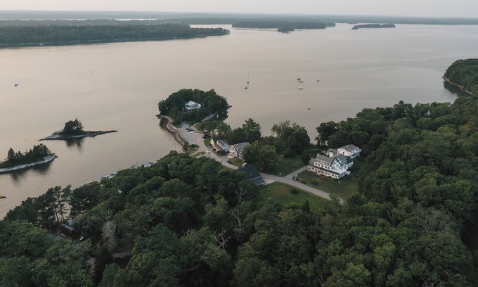 Harpswell Center Casa | Charming waterfront 9-bedroom historic estate in Harpswell