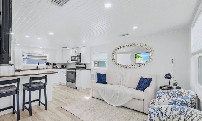 Matlacha Cabaña | Charming Waterfront Cottage on peaceful Matlacha! FULL RENOVATION DECEMBER 2024