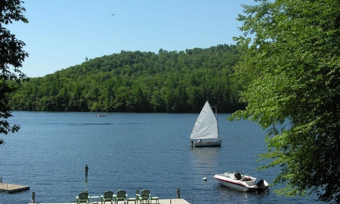Acton Cabaña | Encantador chalet frente al mar en el prístino lago del sur de Maine
