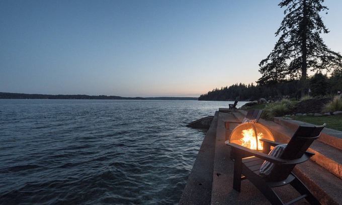 Poulsbo Casa | Charming Waterfront Beach Home w Pickleball