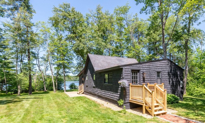 Lochmere Casa | Charming Waterfront Home on Silver Lake - Sleeps 4 - Private Beach