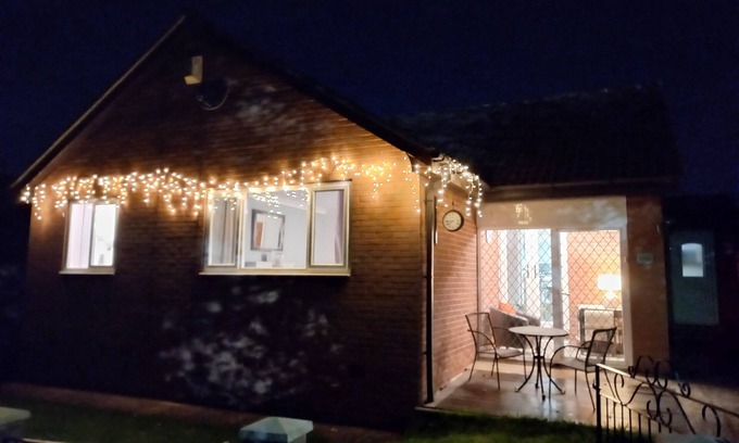 Rotherham Casa | Charming Wentworth Lodge with countryside views