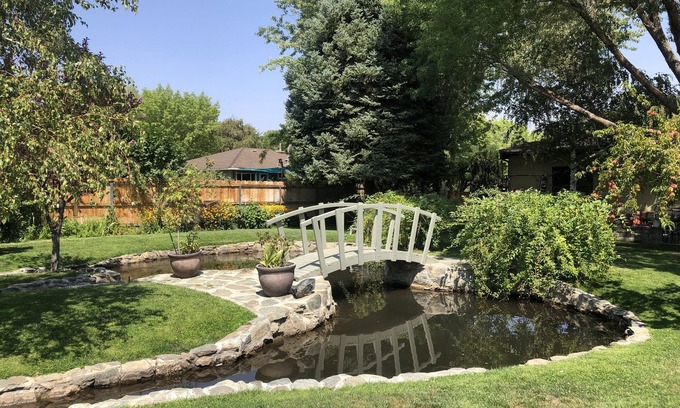 West Bishop Casa | Charming west Bishop studio guest house in garden setting.