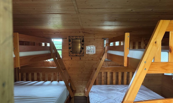 Conroy Cabina | Charming Wilderness Cabin w/ Community Fire Pit, Live Music, and Weekend Events