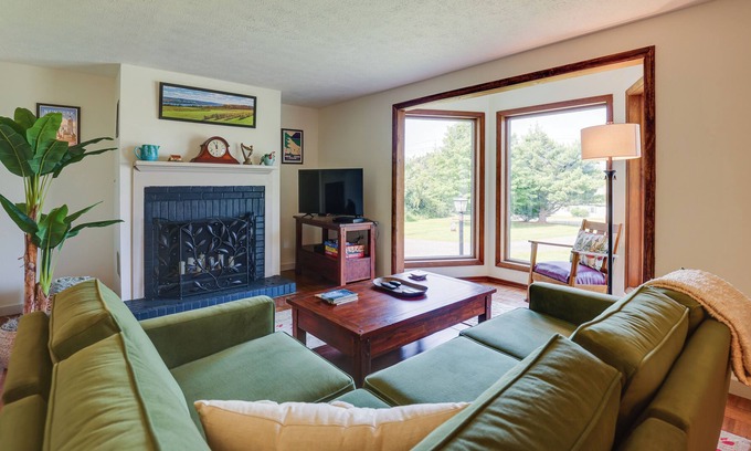 Town of Torrey Cabaña | Charming Wine Trail Retreat: Walk to Seneca Lake!