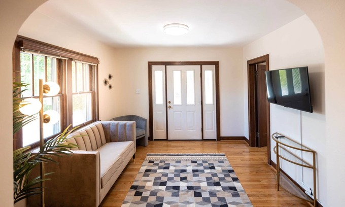 East Central Casa | Charming3Bdrm ●Great Location ●Award Winning Beds