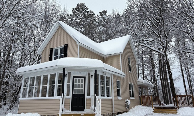 Wakefield Casa | Charmingly renovated 1920's ski cottage in Indian Village in Wakefield.