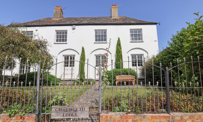 Bridport Cabaña | CHARMOUTH LODGE, pet friendly, character holiday cottage in Charmouth