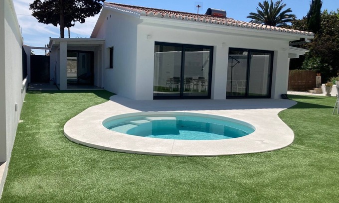 Urbanizacion Costabella Villa | Casa de ensueño con piscina privada, jardín y wifi